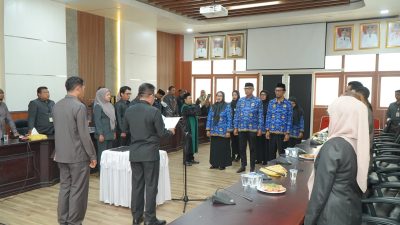 Pelantikan Pejabat Fungsional pada Dinas PM & PTSP di ruang rapat Walikota, Senin (17112031)