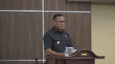 Wali Kota Tidore Kepulauan Muhammad Sinen, SE membacakan sambutan pada Paripurna Ke 4 masa persidangan Ke I Tahun 2025-2026 di Aula Gedung DPRD Kota Tidore, Rabu (12112025)