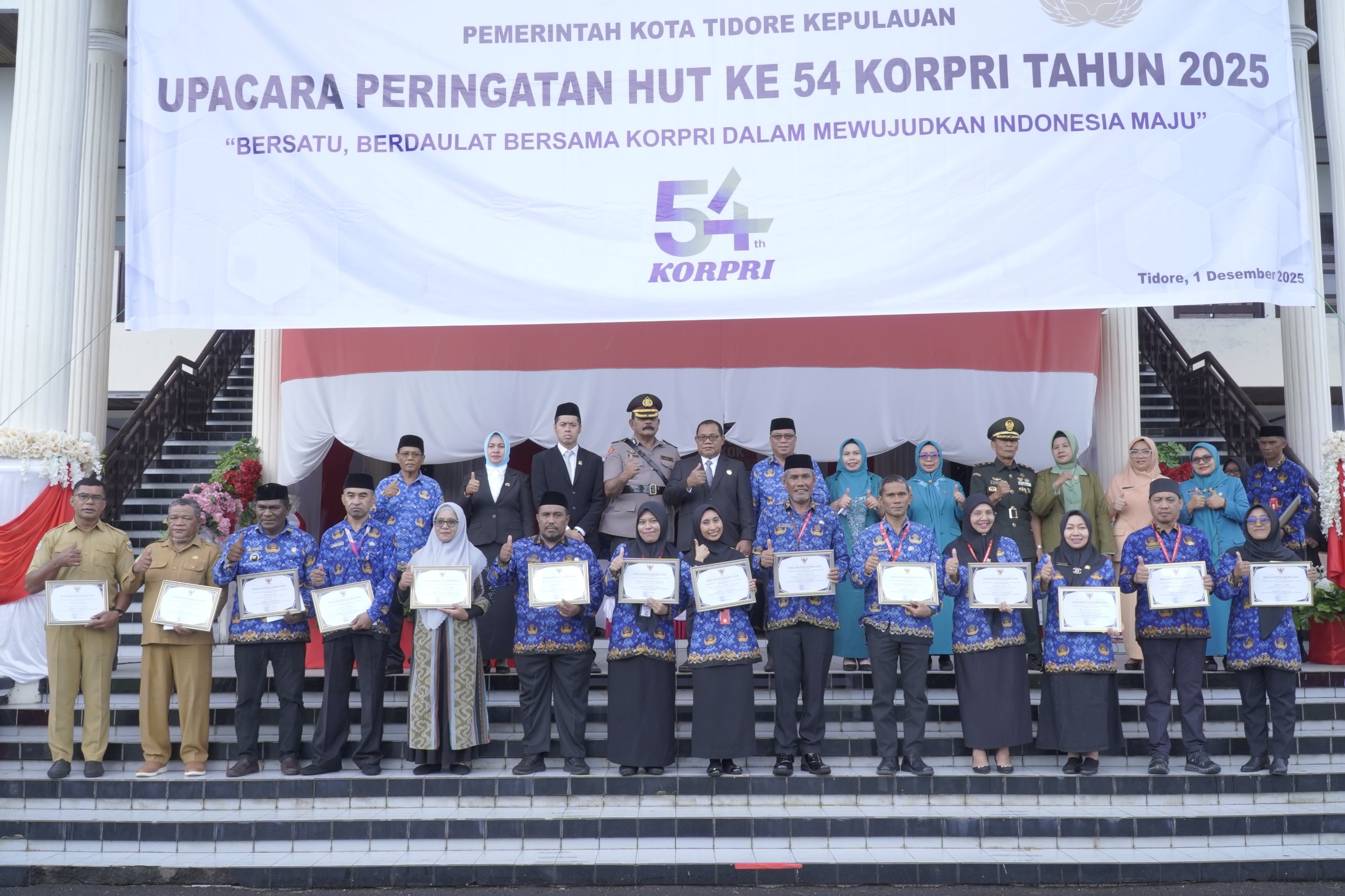 Foto bersama usai menerima piagam Penghargaan Lomba Inovasi Daerah Kota Tidore Kepulauan