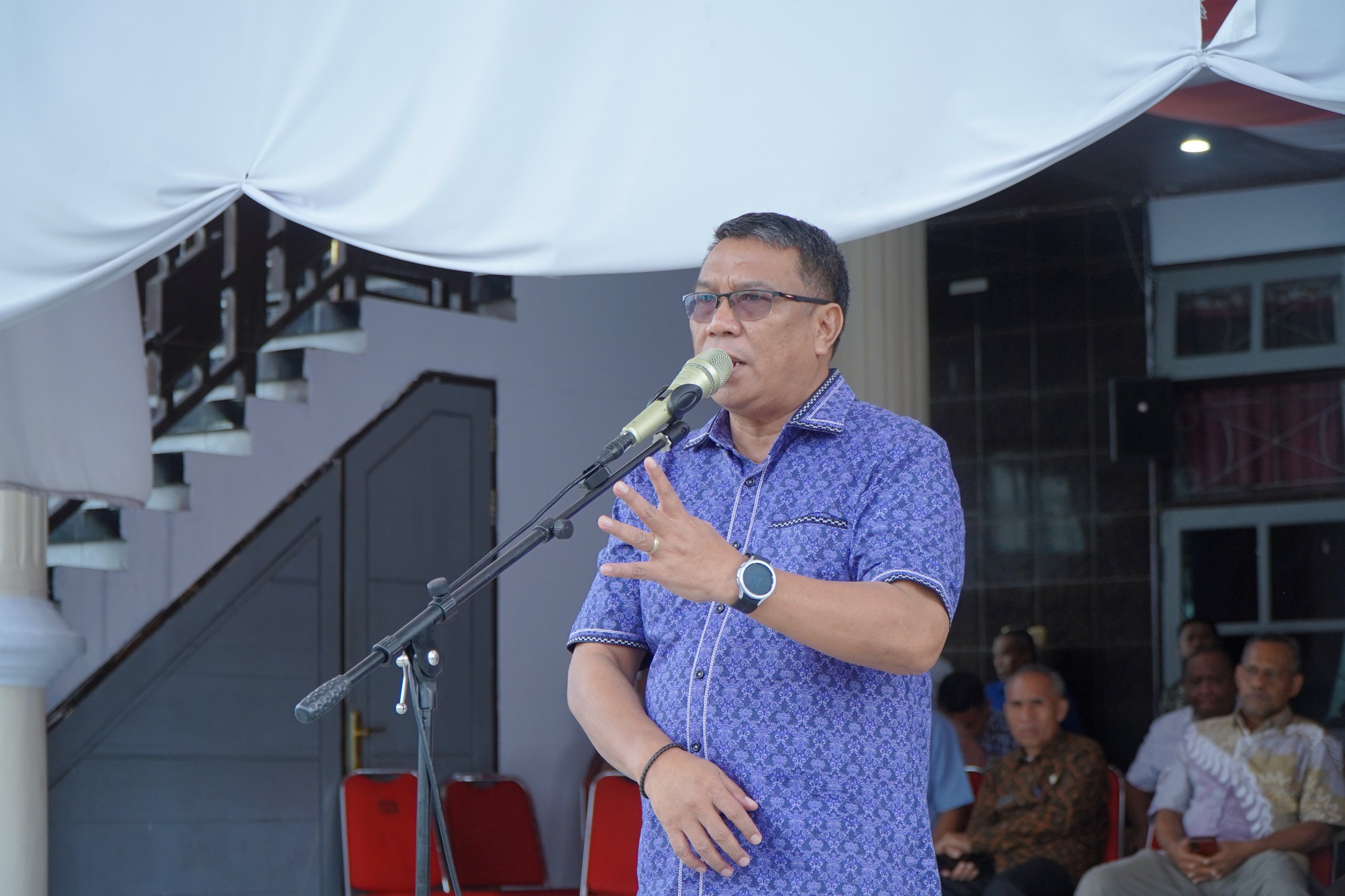 Sekretaris Daerah kota Tidore Kepulauan H. Ismail Dukomalamo, S. Pd, MM mengumpulkan Donasi dari karyawan dan Karyawati Lingkup Pemerintah Kota Tidore Kepulauan (2)